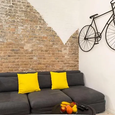 Cosy Three Br Two Bth Ac Self Checkin Street Parking *