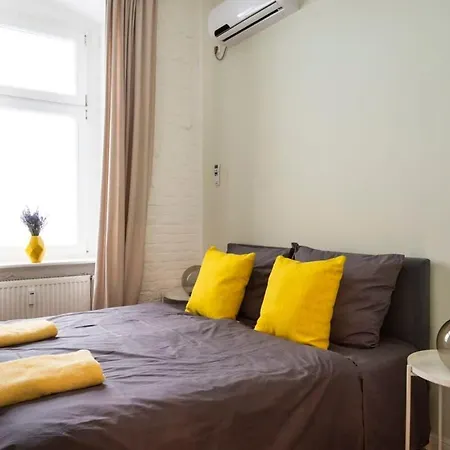 Cosy Three Br Two Bth Ac Self Checkin Street Parking Berlino