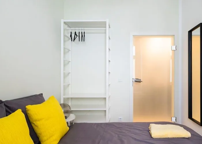 Cosy Three Br Two Bth Ac Self Checkin Street Parking *