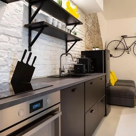 Apartment Cosy Three Br Two Bth Ac Self Checkin Street Parking