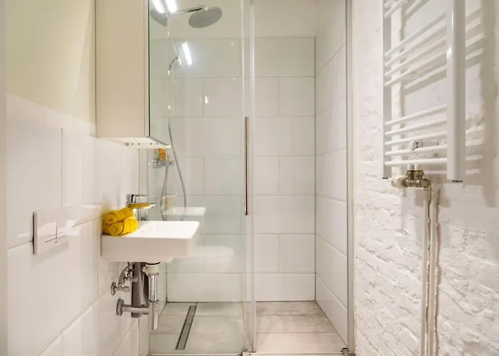 Cosy Three Br Two Bth Ac Self Checkin Street Parking * Berlin