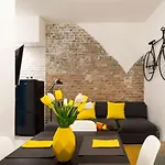 Cosy Three Br Two Bth Ac Self Checkin Street Parking *
