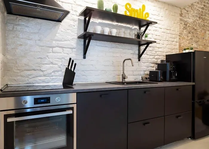 Cosy Three Br Two Bth Ac Self Checkin Street Parking Apartment