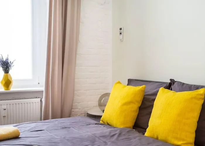 Cosy Three Br Two Bth Ac Self Checkin Street Parking Apartment *